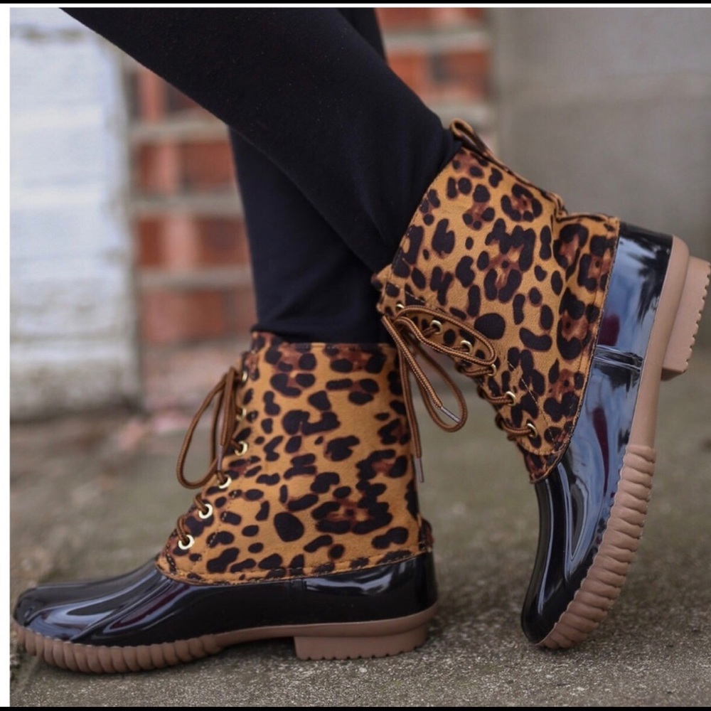 🎉HP🎉NEW DUCK BOOTS 🎊IN LEOPARD AND BLACK